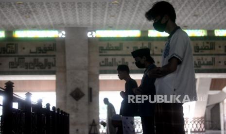 Sejumlah umat Islam mengikuti sholat Jumat berjamaah dengan menerapkan jaga jarak di Masjid At-Tin, Jakarta, Jumat (13/8). Masjid At-Tin kembali menggelar ibadah shalat Jumat pertama kalinya setelah kegiatan shalat Jumat dihentikan lantaran mengikuti ketentuan Pemberlakuan PPKM Darurat. Masjid At-tin pun menerapkan pembatasan jumlah jamaah secara terbatas yakni 25 persen dari kapasaitas serta mematuhi protokol kesehatan. Prayogi/Republika.