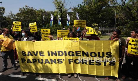 Masyarakat adat Papua Barat dan aktivis lingkungan berunjuk rasa menentang ekspansi kelapa sawit yang mengancam hutan, di depan gedung MA, Jakarta, Senin (27/5/2024).