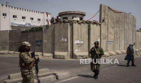  Pejuang Taliban berpatroli di suatu daerah selama pawai wanita untuk mendukung pemerintah Taliban di luar Universitas Kabul di Afghanistan pada Sabtu, 11 September 2021.