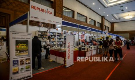 Suasana pameran Indonesia International Book Fair (IIBF) 2021 di Jakarta Convention Center (JCC), Senayan, Jakarta, Sabtu (11/12). Ikatan Penerbit Indonesia (IKAPI) menggelar IIBF 2021 yang menghadirkan jutaan eksemplar buku dari 30 ribu judul dari penerbit lokal dan internasional hingga Ahad (12/12). 