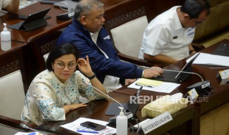 Menteri Keuangan Sri Mulyani Indrawati saat mengikuti Rapat Kerja dengan Komisi XI DPR RI di kompleks Parlemen, Senayan, Jakarta, Senin (27/3/2023). Komisi XI DPR bersama jajaran Kementerian Keuangan menggelar rapat bersama terkait evaluasi reformasi birokrasi di lingkungan Kemenkeu.