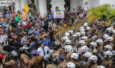 Pasukan keamanan menembakkan gas air mata untuk membubarkan demonstrasi anti pemerintah di Kolombo, Sri Lanka, 09 Juni 2022. Tim Dana Moneter Internasional (IMF) tiba di Sri Lanka pada Senin (20/6/2022). Kedatangan mereka akan berjalan singkat dalam membicarakan program bailout atau dana bantuan.