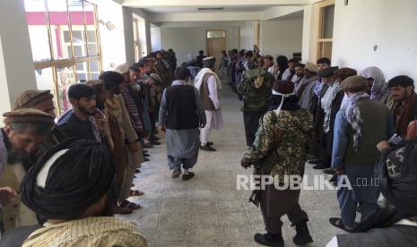  Tentara Taliban berjaga di depan Milisi Afghanistan yang menyerah di provinsi Kapisa timur laut Afghanistan, Rabu, 8 September 2021.