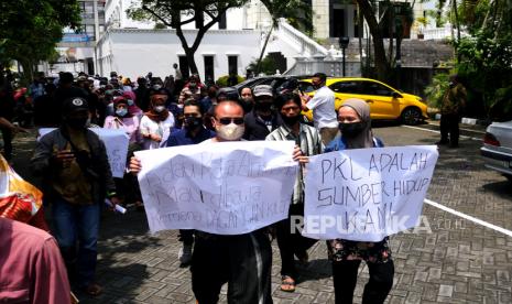 Pedagang kaki lima Malioboro membawa poster saat audensi dengan anggota DPRD Kota Yogyakarta di Gedung DPRD Kota Yogyakarta, Senin (17/1/2022). Pedagang kaki lima Malioboro mengadu ke DPRD Kota Yogyakarta terkait rencana relokasi PKL ke tempat baru yakni di bekas Bioskop Indra dan lahan eks Dinas Pariwisata Yogyakarta pada awal Februari 2022. Pedagang kaki lima meminta penundaan relokasi satu hingga tiga tahun mendatang.