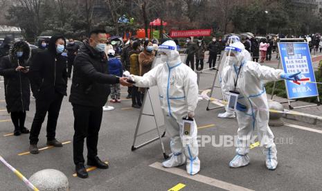 Dalam foto yang dirilis oleh Kantor Berita Xinhua China ini, orang-orang mengantre untuk tes COVID-19 di Xi