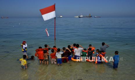 Anak-anak memberi hormat kepada bendera Merah Putih saat mengikuti upacara bendera memperingati HUT ke-75 Kemerdekaan RI (ilustrasi). Pandemi Covid-19 tidak dijadikan alasan dan penghalang bagi Persatuan keluarga besar-Pelajar Pejuang Kemerdekaan atau yang disingkat PKB-PPK untuk memperingati perjuangan orang tua dan eyang-eyang mereka sebelumnya. Upacara kali ini pun cukup unik dengan diadakan ceremony secara daring atau online.