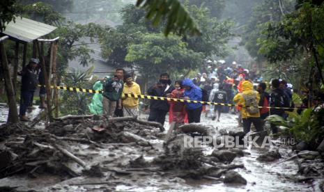 Warga melihat permukiman yang terdampak banjir bandang di Kampung Gunung Mas, Tugu Selatan, Cisarua, Kabupaten Bogor, Jawa Barat, Selasa (19/1/2021). Badan Penanggulangan Bencana Daerah (BPBD) Kabupaten Bogor menyatakan 474 warga berhasil dievakuasi dari bencana banjir bandang di Desa Tugu Selatan, dan dalam peristiwa tersebut tidak terdapat korban jiwa. ANTARA FOTO/ANTARA FOTO/Yulius Satria Wijaya/aww.