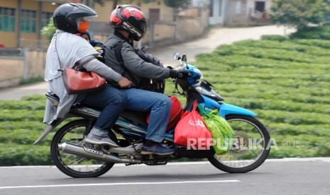 Pemudik bersepeda motor memacu kendaraannya di jalan raya Puncak, Gunung Mas, Kabupaten Bogor. Polres Cianjur, Jawa Barat, menutup jalur menuju Puncak mulai dari Tugu Lampu Gentur-By Pass, Cianjur, sebagai upaya memutus rantai antrean yang terus memanjang di jalur utama Cianjur-Puncak, sehingga kendaraan dengan tujuan Bogor diarahkan ke jalur alternatif.