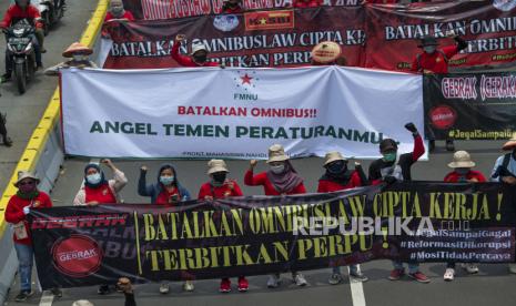 Sejumlah demonstran membawa spanduk dalam aksi jalan kaki menuju Istana Merdeka di Jalan Salemba, Jakarta, Selasa (20/10/2020).