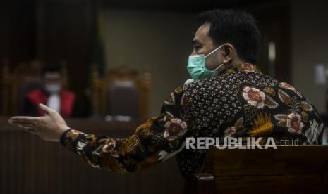 Mantan Wakil Ketua DPR Azis Syamsuddin menyampaikan keterangan dalam sidang lanjutan kasus dugaan suap penanganan perkara yang diusut KPK dengan terdakwa mantan penyidik KPK AKP Stepanus Robin Pattuju dan pengacara Maskur Husain di Pengadilan Tipikor, Jakarta, Senin (25/10). Sidang tersebut beragendakan mendengarkan keterangan saksi. Republika/Putra M. Akbar