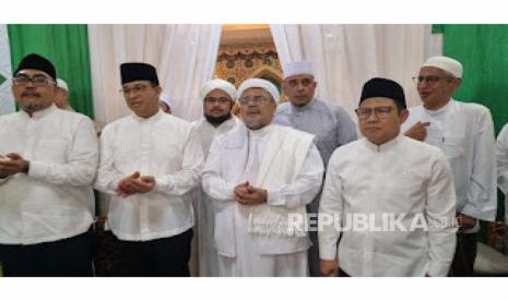 Bakal calon presiden (capres) dan calon wakil presiden (cawapres) Anies Rasyid Baswedan-Abdul Muhaimin Iskandar bertemu dengan mantan pimpinan Front Pembela Islam (FPI), Habib Rizieq Shihab (HRS). Mereka bertemu dalam acara pernikahan putri dari Rizieq pada Rabu (27/9/2023). 