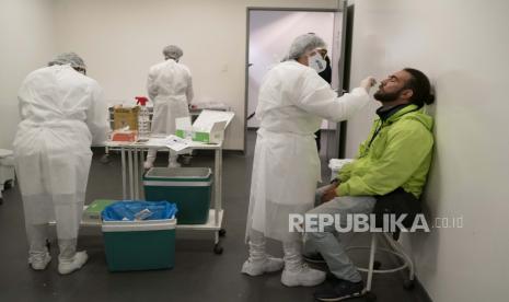 Amerika Latin kesulitan menahan laju penyebaran Covid-19. Seorang fotografer selama tes COVID-19 di stadion Maracana sebelum pertandingan final kejuaraan negara bagian Rio de Janeiro di Rio de Janeiro, Brasil, Rabu, 15 Juli 2020. 