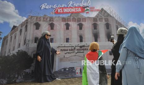 Peserta aksi berfoto dengan latar gambar masjid Indonesia di Palestina usai mengikuti Walk for Gaza dalam acara Bandung for Gaza bersama MER-C Indonesia bekerjasama dengan Wakaf Salman dan Komunitas Pejuang Subuh Pondok Indah di Salman ITB, Kota Bandung, Ahad (3/11/2024). Dalam kegiatan tersebut selain merespon genosida yang masih berlangsung di Palestina hingga saat ini, juga dilakukan penggalangan donasi salah satunya untuk membangun kembali rumah sakit Indonesia di Gaza.