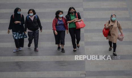 Pekerja berjalan saat jam pulang kerja di kawasan bisnis Sudirman-Thamrin, Jakarta, Senin (11/1). Pemerintah Provinsi DKI Jakarta menerapkan kebijakan pengetatan Pembatasan Sosial Berskala Besar (PSBB) mengikuti intruksi pemerintah pusat untuk Pemberlakukan Pembatasan Kegiatan Masyarakat (PPKM) mulai tanggal 11-25 Januari 2020. Republika/Thoudy Badai.