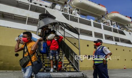 Petugas berjaga di tangga turun Kapal Doro Londa di Pelabuhan Tanjung Priok, Jakarta. Kemenhub menggelar vaksinasi Covid-19 secara gratis di Pelabuhan Tanjung Priok.