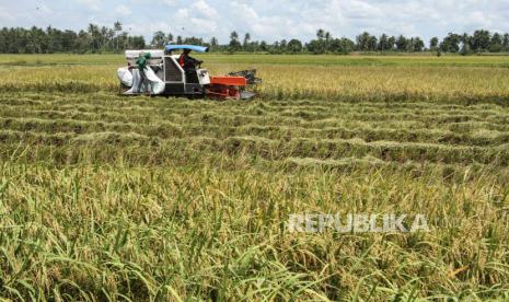 Operator mengoperasikan mesin pertanian untuk memanen padi di Kabupaten Pinrang, Sulawesi Selatan, Ahad (7/4/2024).