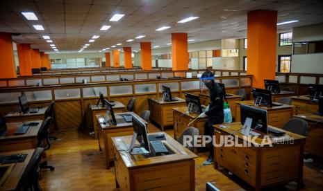 Petugas menyemprotkan cairan disinfektan di tempat pelaksanaan Ujian Tulis Berbasis Komputer (UTBK) Seleksi Bersama Masuk Perguruan Tinggi Negeri (SBMPTN) tahap 1 di Kampus Universitas Pendidikan Indonesia (UPI), Bandung, Jawa Barat, Ahad (5/7/2020). Lembaga Tes Masuk Perguruan Tinggi menerapkan protokol kesehatan selama penyelenggaraan UTBK SBMPTN tahap 1 yang diikuti oleh 579.069 peserta. 