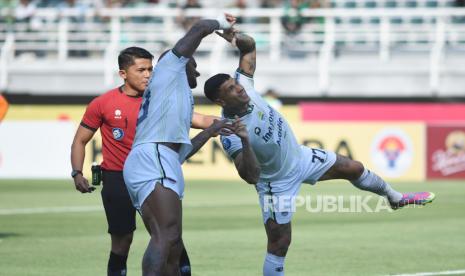 Aksi pemain Persib pada laga pekan ke-15 BRI Liga 1 Indonesia (ilustrasi). Persib akan menghadapi Borneo FC pada Sabtu (21/10/2023).