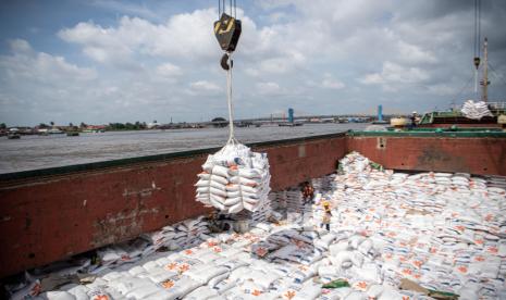 Buruh pelabuhan membongkar beras impor asal Thailand dari kapal kargo di Pelabuhan Boom Baru, Palembang, Sumatera Selatan, Jumat (1/32024). Perum Bulog Kantor Wilayah Sumatera Selatan-Bangka Belitung mendapatkan pasokan beras impor sebanyak 42.000 ton beras dari Thailand, Vietnam, Myanmar yang akan didistribusikan ke dua provinsi yaitu Sumatera Selatan dan Kepulauan Bangka Belitung sebagai cadangan beras pemerintah untuk menjamin ketersediaan dan stabilitas harga.  