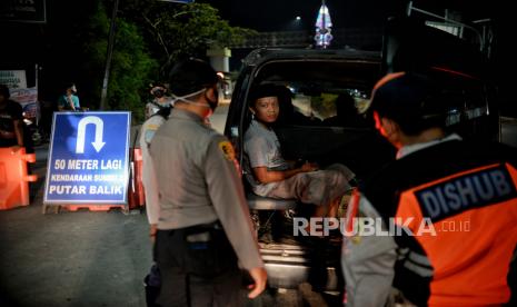 Petugas gabungan melakukan pemeriksaan sejumlah kendaraan di posko penyekatan mudik lebaran. Ilustrasi