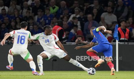 Pemain Italia Destiny Udigle berusaha menghalau pemain Prancis Kylian Mbappe pada pertandingan UEFA Nations League antara Prancis melawan Italia di Parc des Princes, Paris, Jumat (6/9/2024). Dalam pertandingan tersebut Italia menang 3-1.