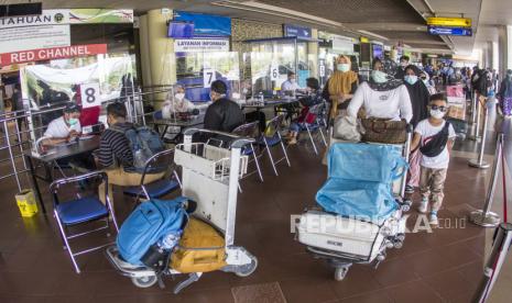 Petugas Rumah Sakit BP Batam melayani calon penumpang pesawat udara melakukan pendaftaran tes cepat COVID-19 di area Bandara Hang Nadim, Batam, Kepulauan Riau, Senin (21/12/2020). Pengelola Bandara Hang Nadim menyediakan tes cepat antigen bagi para calon penumpang pesawat udara dengan tujuan Jakarta ,Bali, Sumatera Utara dan Pangkal Pinang. 