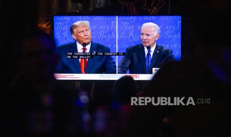 WNI Diimbau Tetap di Rumah Saat Pilpres AS. Orang-orang menyaksikan debat Pilpres 2020 kedua di Abbey di West Hollywood, California, AS, 22 Oktober 2020. Pemilihan presiden AS dijadwalkan berlangsung 03 November 2020.