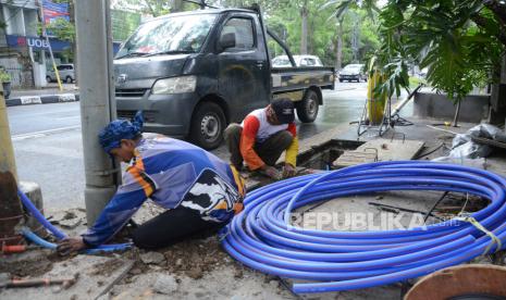 Petugas dari sebuah perusahan telekomunikasi melakukan pengerjaan ducting atau memindahklan kabel udara ke bawah tanah, di Jalan Ir H Djuanda, Kota Bandung, Senin (28/2/2022). Proses ducting terus dikebut dengan target Februari 2022 sudah selesai. Program tersebut sebagai upaya Pemkot Bandung untuk memberikan rasa aman kepada warga dan mempercantik tatanan Kota Bandung.