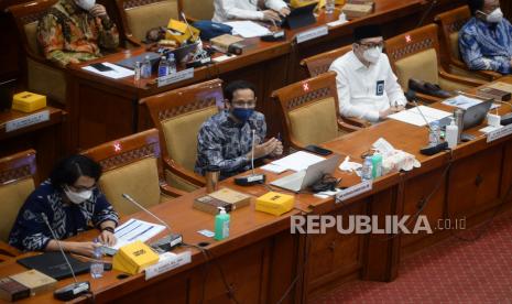 Menteri Pendidikan, Kebudayaan, Riset, dan Teknologi (Mendikbudristek) Nadiem Makarim mengikuti rapat kerja dengan Komisi X DPR di Kompleks Parlemen, Senayan, Jakarta, Kamis (23/9).