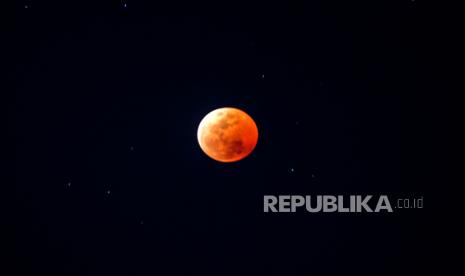 Ilustrasi. Penampakan gerhana bulan total di langit Jaifuri, Distrik Skanto, Kabupaten Keerom, Papua, Selasa (8/11/2022).  Munculnya bulan merah saat gerhana total bukan pertanda munculnya Nabi Isa 