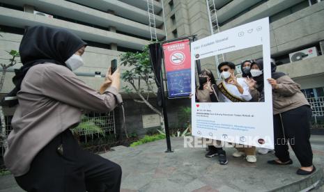 Sejumlah remaja berfoto usai peresmian Kawasan Tanpa Rokok (KTR) bertepatan dengan Hari Kesehatan Nasional (HKN) di Jalan Braga, Kota Bandung, Senin (15/11). KTR merupakan tindak lanjut Peraturan Daerah Kota Bandung Nomor 4 Tahun 2021. Dengan adanya Perda KTR dan direalisasikannya KTR di sejumlah titik di Kota Bandung, diharapkan bisa mengedukasi dan mengingatkan warga agar tidak merokok disembarang tempat.