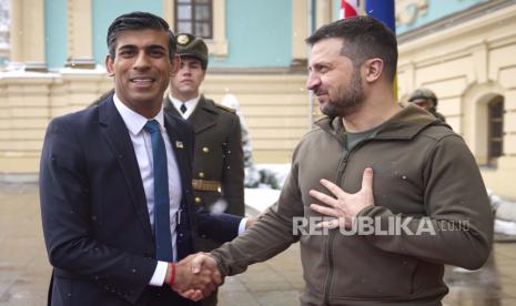  Dalam foto yang disediakan oleh Kantor Pers Kepresidenan Ukraina ini, Presiden Ukraina Volodymyr Zelenskyy, kanan, berjabat tangan dengan Perdana Menteri Inggris Rishi Sunak selama pertemuan mereka di Kyiv, Ukraina, Sabtu, 19 November 2022.