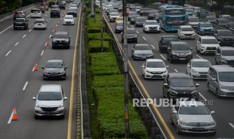 Sejumlah kendaraan roda empat melintas di ruas jalan Tol Dalam Kota ketika diberlakukan contra flow di kawasan Cawang, Jakarta, Kamis (2/2/2023).  Pemerintah memastikan akan menerapakan sistem ganjil genap untuk masa arus mudik dan balik saat Lebaran Idul Fitri 2023.