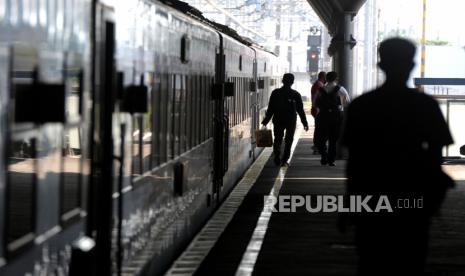 Penumpang naik gerbong kereta api jarak jauh di Stasiun Yogyakarta, Selasa (18/5). Kebijakan larangan mudik yang sudah dicabut membuat transportasi massal kembali beroperasi normal. Masyarakat namun diminta tetap mewaspadai lonjakan kasus Covid-19 pascalibur Lebaran.