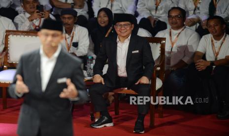 Ekspresi cawapres nomor urut 1 Muhaimin Iskandar saat mendampingi capres Anies Baswedan pada sesi debat perdana Calon Presiden di Halaman gedung Komisi Pemilihan Umum (KPU), Jakarta, Selasa (12/12/2023). Debat capres perdana mengangkat tema Hukum, HAM, Pemerintahan, Pemberantasan Korupsi, Penguatan Demokrasi, kerukunan masyarakat, dan pelayanan publik.  Debat tersebut berlangsung selama 120 menit yang terdiri dari 6 segmen dan 18 pertanyaan yang dipandu oleh moderator Ardianto Wijaya dan Valerina Daniel.