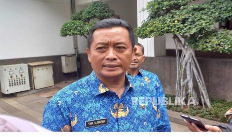 Sekretaris Daerah (Sekda) Kota Bandung Ema Sumarna memberikan keterangan terkait kondisi Pemkot Bandung setelah Wali Kota Bandung Yana Mulyana ditangkap KPK, Jumat (14/4/2023) lalu. Ia kini resmi menjabat sebagai  pelaksana harian Wali Kota Bandung.  