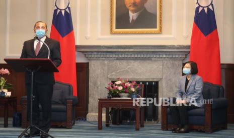 Menteri Kesehatan AS Alex Azar, kiri, berbicara selama pertemuan dengan Presiden Taiwan Tsai Ing-wen di Taipei, Taiwan Senin, Agustus. 10, 2020. 