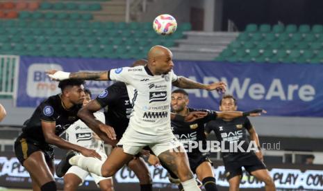 Pesepak bola Persija Jakarta Gustavo Almeida (tengah) menyundul bola dengan diawasi sejumlah pesepak bola Dewa United dalam lanjutan BRI Liga 1 di Stadion Pakansari, Kabupaten Bogor, Jawa Barat, Sabtu (8/2/2025). Dewa United mengalahkan Persija Jakarta dengan skor 2-1. Gol Dewa United dicetak Alex Martins Ferreira di menit ke-75 dan 98. Satu gol Persija dicetak Gustavo Almeida pada menit ke-79.