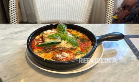 Menu Lasagne Al Forno dengan lapisan pasta al dente, daging cincang melimpah, saus spesial, dan lelehan keju dari Dear Clio café. 