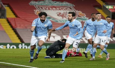 Ilkay Gundogan dari Manchester City, kiri, melakukan selebrasi setelah mencetak gol pembuka dalam pertandingan sepak bola Liga Utama Inggris antara Liverpool dan Manchester City di Stadion Anfield, Liverpool, Inggris, Minggu, 7 Februari 2021. 