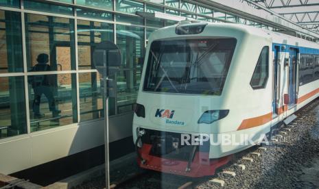 Penumpang berjalan menuju  kereta di Stasiun Bandara Soekarno Hatta, Kota Tangerang, Banten menuju Stasiun Manggarai, Jakarta Selatan.