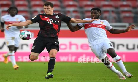  Orel Mangala (kanan) dari Stuttgart beraksi melawan Benjamin Pavard (kiri) dari Bayern Munich selama pertandingan sepak bola Bundesliga Jerman antara VfB Stuttgart dan Bayern Munich di Stuttgart, Jerman, 28 November 2020.