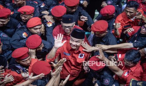 Bakal calon presiden dari PDI Perjuangan Ganjar Pranowo (tengah) 