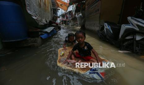 Banjir Rob Genangi Permukiman Warga di Muara Angke |Republika Online 15 095079200 1762413965 830 556