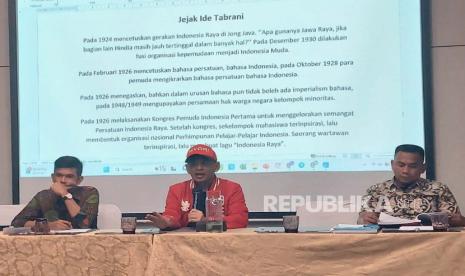 Anggota Komunitas Jejak Republik, Priyantono Oemar (tengah) membedah buku Ons Wapen karya M Tabrani dalam diskusi bertema Membedah Tabrani : Gerakan dan Pemikirannya Mendahului Zaman yang digagas Balai Bahasa Jawa Timur di Hotel Movenpick Surabaya, Senin (30/10/2023). 