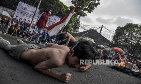 Mahasiswa dari berbagai kampus di Bandung melakukan aksi di depan Gedung DPRD Provinsi Jawa Barat, Jalan Diponegoro, Kota Bandung, Selasa (6/9/2022). Dalam aksi tersebut mereka menolak keputusan pemerintah menaikkan harga bahan bakar minyak (BBM) dan mengimbau pemerintah untuk meninjau ulang keputusan tersebut. Republika/Abdan Syakura