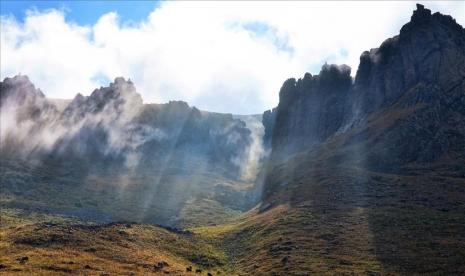 Seorang ilmuwan Turki mengatakan saat ini pegunungan lebih tercemar karena lebih banyak orang melakukan aktivitas di luar ruangan, termasuk mendaki gunung