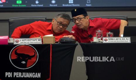 Sekjen PDI Perjuangan Hasto Kristiyanto berbincang dengan Ketua DPP Bidang Hukum, HAM dan Perundang undangan Yasona Laoly dalam acara Forum Group Discussion (FDG) di Sekolah Partai PDI Perjuangan, Jakarta, Kamis (13/10/2022). Di acara itu, Hasto juga menyinggung deklarasi Anies Baswedan oleh Nasdem. (ilustrasi)