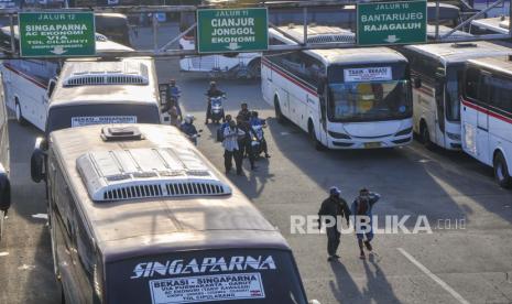 Sejumlah bus AKAP (Antar Kota Antar Provinsi) terlihat di terminal Bekasi, Jawa Barat, Senin (8/6/2020).