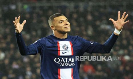  Kylian Mbappe dari Paris Saint Germain selama pertandingan sepak bola Ligue 1 Prancis antara Paris Saint Germain dan RC Strasbourg di Stadion Parc des Princes di Paris, Prancis, Kamis (29/12/2022) dinihari WIB. Kylian Mbappe, mengaku ogah menanggapi ejekan yang dilakukan kiper Argentina Emiliano Martinez setelah final Piala Dunia. Martinez menyerukan mengheningkan cipta selama satu menit untuk Mbappe selama perayaan di ruang ganti timnya, dan berpose dengan boneka yang menggambarkan sang pemain.